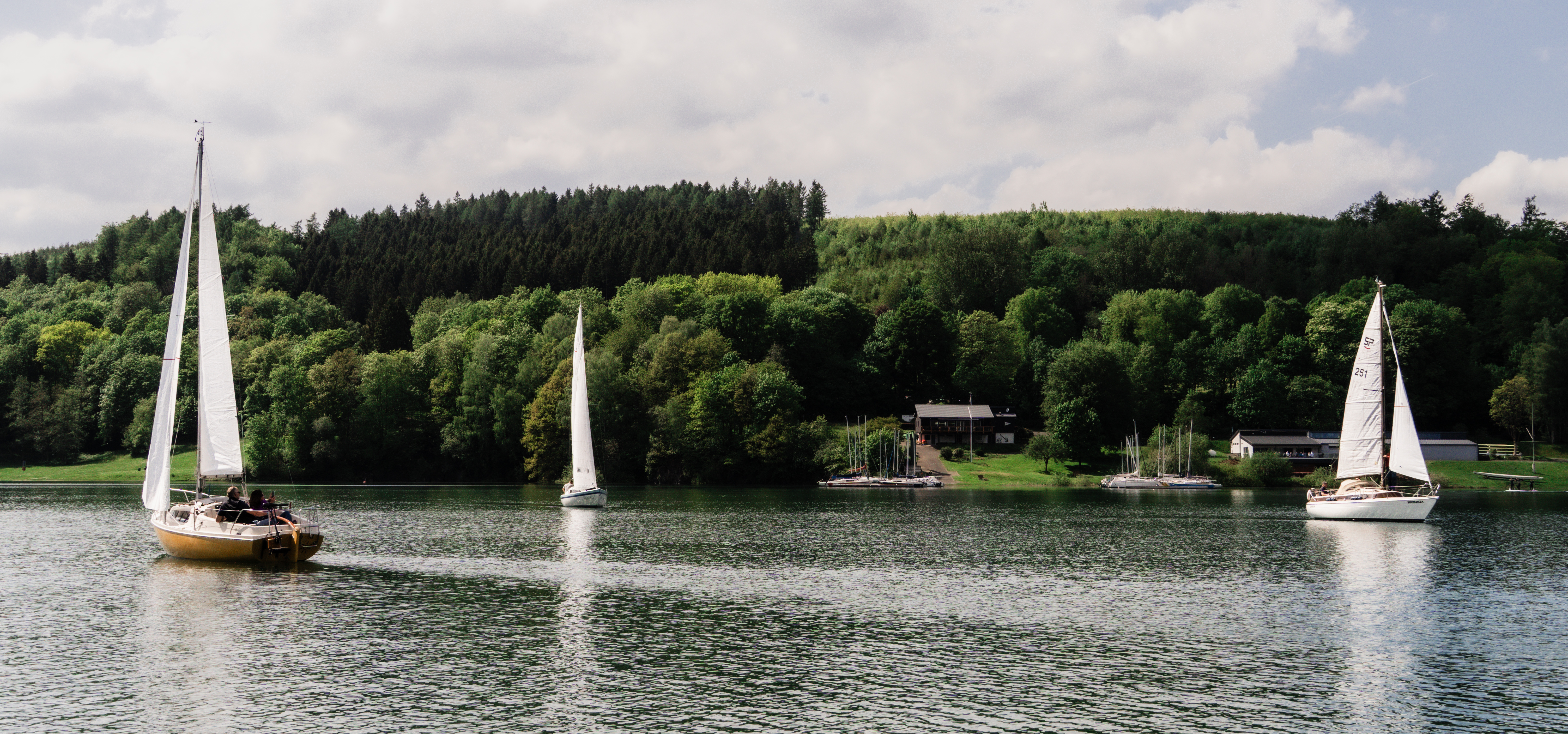 Panorama der Berghauser Bucht mit Vereinshaus, Marina und Segelbooten