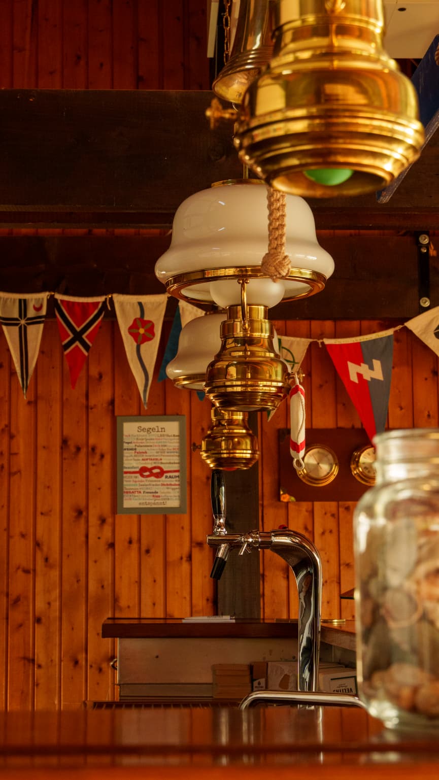 Clubhaus-Theke mit Regatta-Wimpeln